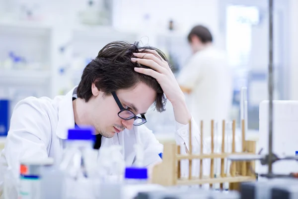 Jeune chercheur masculin effectuant des recherches scientifiques dans une gemme — Photo