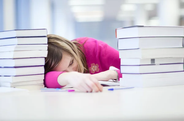 Kütüphane - çok yorgun/yorgun, güzel, Bayan öğrenci wi — Stok fotoğraf