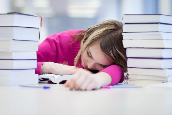 En la biblioteca - estudiante muy cansada / agotada, guapa, femenina wi —  Fotos de Stock