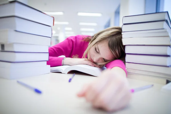 I biblioteket - mycket trött/utmattad, vacker, kvinnlig student wi — Stockfoto