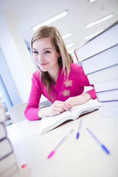 V knihovně - hezká, samice student s notebookem a knihy wo — Stock fotografie