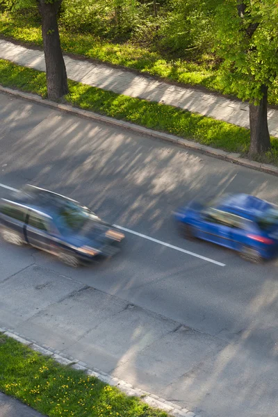 Concept de vitesse - Voitures se déplaçant rapidement sur une route sur un beau soleil — Photo