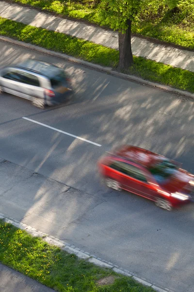 超速驾驶概念-汽车高速行驶道上一件可爱的阳光 — 图库照片