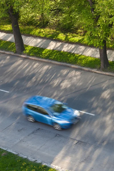 Snelheidsovertredingen concept - auto's snel op een weg op een mooie zonnige verplaatsen — Stockfoto