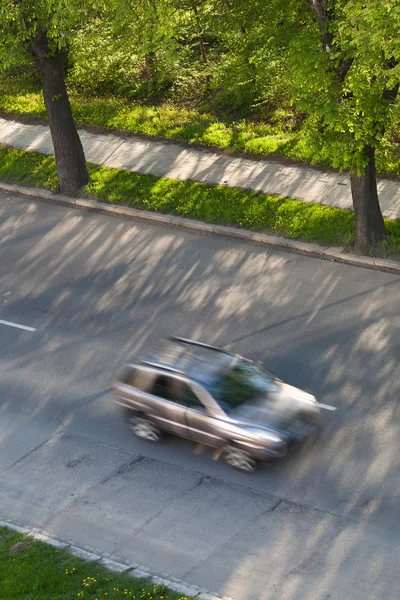 Επιτάχυνση έννοια - αυτοκίνητα κινούνται γρήγορα σε ένα δρόμο για μια όμορφη ηλιόλουστη — Φωτογραφία Αρχείου