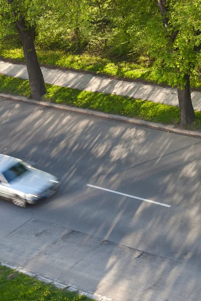 Концепція прискорення - Автомобілі швидко рухаються по дорозі на прекрасну сонячну — стокове фото