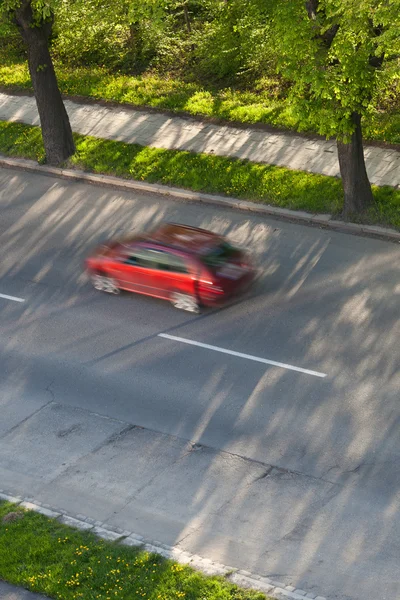 スピード コンセプト - 素敵な日当たりの良い道路で高速移動 — ストック写真