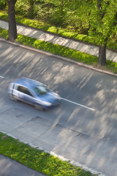 Snelheidsovertredingen concept - auto's snel op een weg op een mooie zonnige verplaatsen — Stockfoto