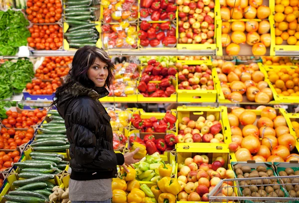 Schöne junge Frau kauft Obst und Gemüse auf einem Produkt — Stockfoto