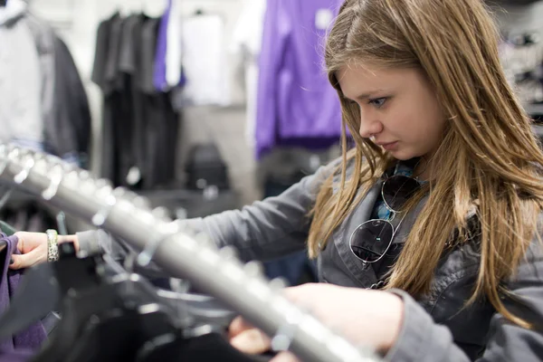 Bastante adolescente comprando ropa en una boutique / tienda de moda / — Foto de Stock
