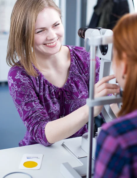 Concetto di optometria - bella giovane donna che si fa esaminare gli occhi — Foto Stock
