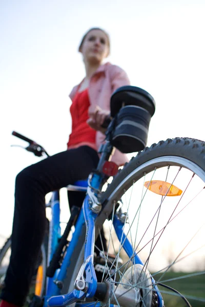 Досить молода жінка велосипедистка на відкритому повітрі на своєму гірському велосипеді (неглибока — стокове фото