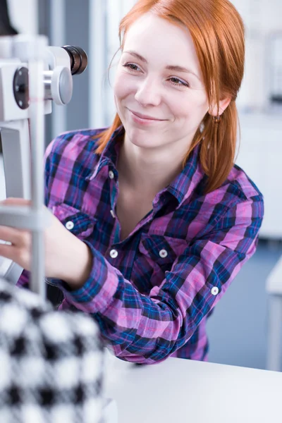 Optometrie concept - vrij jonge vrouw met haar ogen onderzocht — Stockfoto