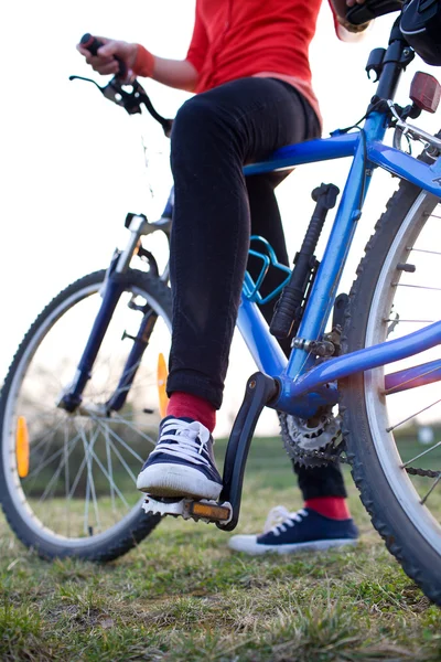 Bastante joven ciclista al aire libre en su bicicleta de montaña (poco profunda — Foto de Stock