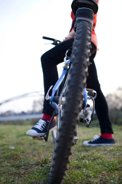 Hübsche junge Radfahrerin im Freien auf ihrem Mountainbike (flach — Stockfoto