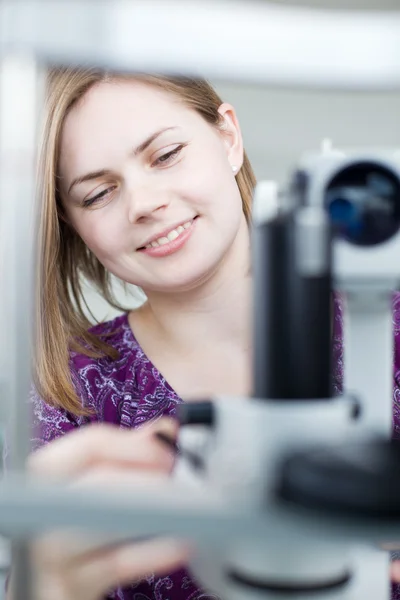 眼科视光学概念 — — 年轻的漂亮视光师使用的肖像 — 图库照片