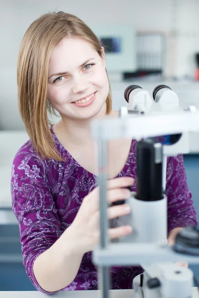 Οπτομετρίας έννοια - πορτρέτο του μια νεαρή όμορφη optometrist χρησιμοποιώντας — Φωτογραφία Αρχείου