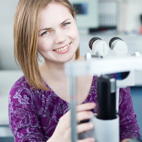 Οπτομετρίας έννοια - πορτρέτο του μια νεαρή όμορφη optometrist χρησιμοποιώντας — Φωτογραφία Αρχείου