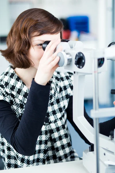 Concept d'optométrie portrait d'un jeune joli optométriste utilisant — Photo