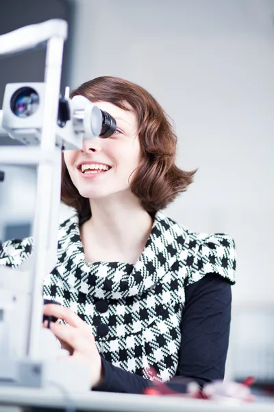 Optometri koncept - porträtt av en ung vacker optiker med hjälp — Stockfoto