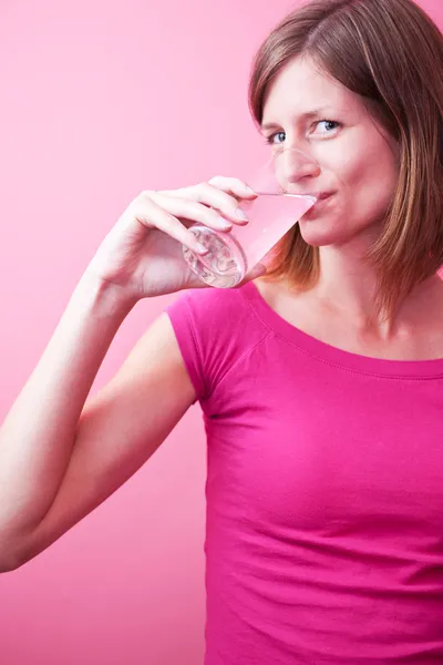 예쁜 젊은 여 자가 유리에서 신선한 물을 마시는 (색상 톤 — 스톡 사진