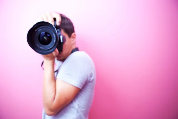 Ung och vacker fotograf pekar hans super brett lins på — Stockfoto