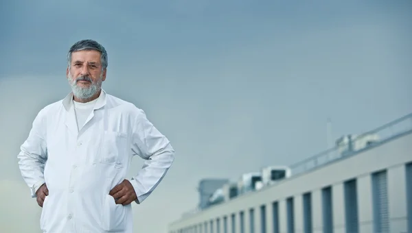 Διάσημος επιστήμονας/γιατρός στέκεται στην οροφή της έρευνας c — Φωτογραφία Αρχείου