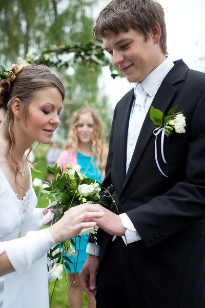 年轻夫妇-新鲜结婚的新郎和新娘构成户外 — 图库照片
