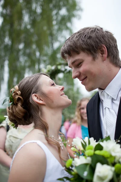 Junges Hochzeitspaar - frisch vermählter Bräutigam und Braut posieren outdoo — Stockfoto
