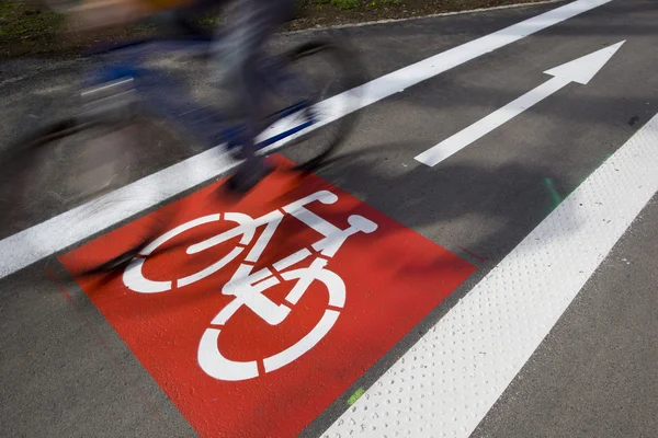 Αστική κυκλοφορία έννοια - ποδήλατο/ποδηλασία λωρίδα σημάδι σε μια πόλη — Φωτογραφία Αρχείου