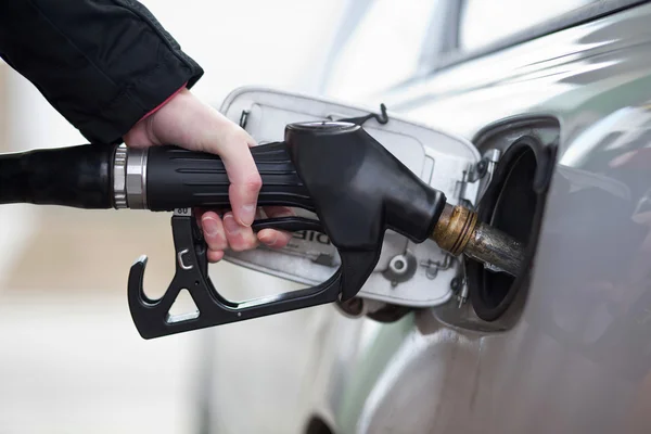 Carro abastecendo no posto de gasolina — Fotografia de Stock