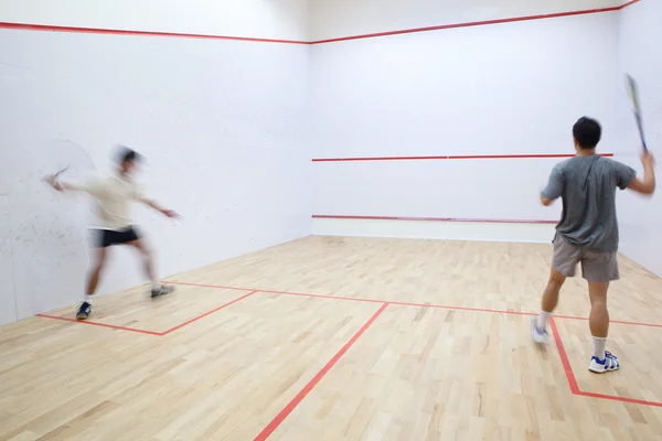 Squash jogadores em ação em uma quadra de squash (imagem borrada movimento — Fotografia de Stock