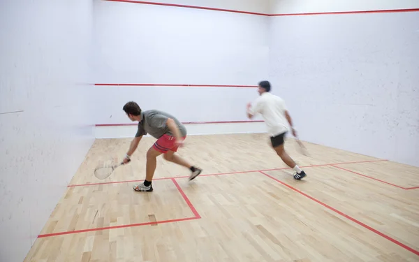 Joueurs de squash en action sur un court de squash (image floue mouvement — Photo