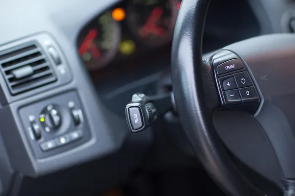 Interior del coche moderno - detalle del volante (DOF poco profundo —  Fotos de Stock