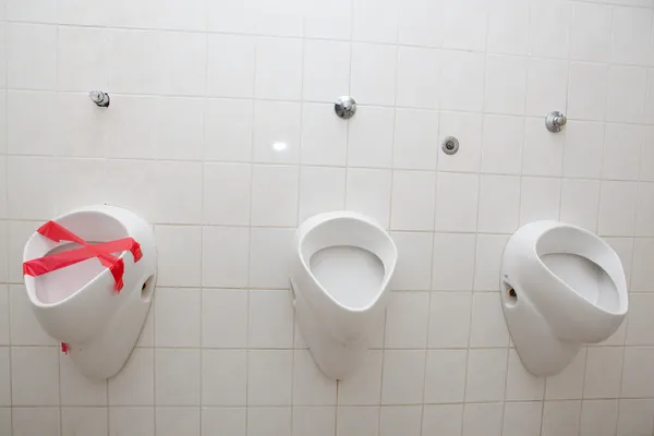 Conceito fora de ordem - banheiro homem com três mictórios / pissoirs — Fotografia de Stock