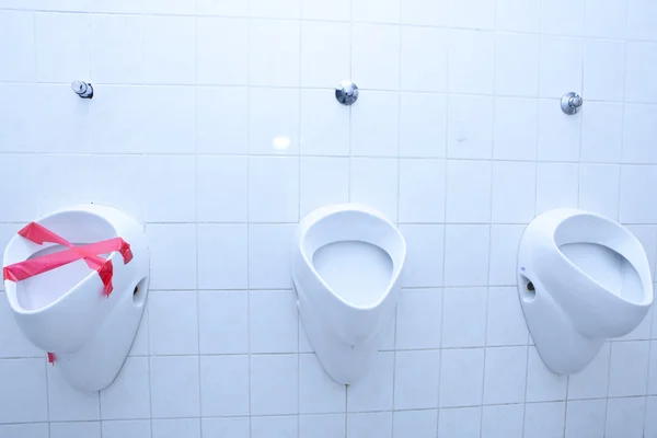 Konzept außer Ordnung - Männertoilette mit drei Urinalen / Pissoirs — Stockfoto