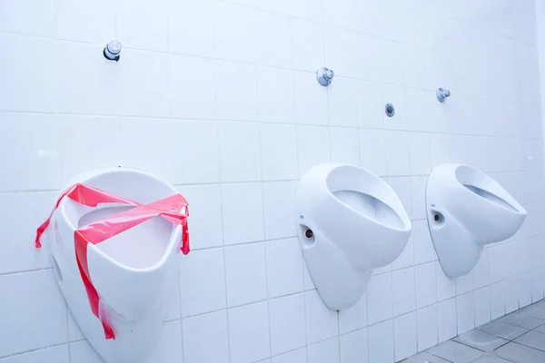 Uit volgorde concept - man toilet met drie urinoirs/pissoirs — Stockfoto