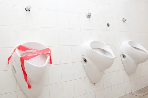 Concepto fuera de orden - baño de hombre con tres urinarios / pissoirs — Foto de Stock