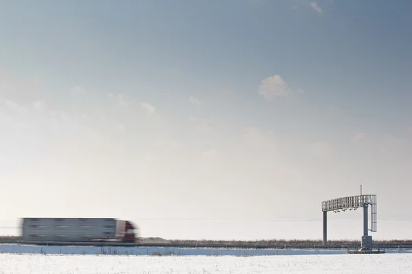Ciężarówka mijania Weź udział w wycieczce toll bramę na autostradzie (ruch niewyraźne i — Zdjęcie stockowe