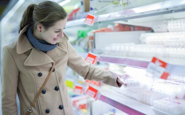 Bastante joven comprando comestibles en un supermercado / centro comercial / tienda de comestibles a —  Fotos de Stock