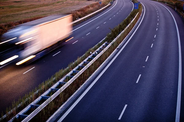 Highway traffic - rörelse suddig lastbil på en motorväg/motorvägen/spe — Stockfoto