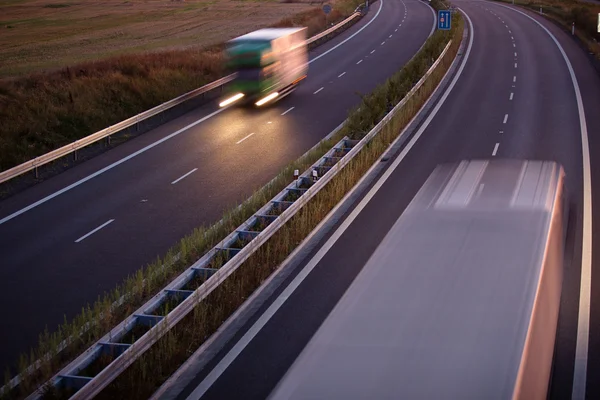 Tráfico por carretera - camión borroso en movimiento en una carretera / autopista / spe —  Fotos de Stock