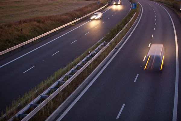 Straßenverkehr - Bewegung verschwimmt auf Autobahn / Autobahn / Spe — Stockfoto