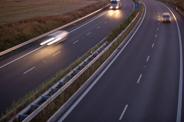 Tráfego rodoviário - movimento embaçado caminhão em uma rodovia / auto-estrada / spe — Fotografia de Stock