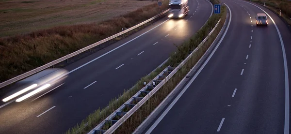Highway provozu - pohybu rozmazaný truck na dálnice/dálnice/spe — Stock fotografie