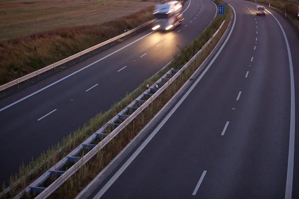 Trafic routier - mouvement camion flou sur une autoroute / autoroute / spe — Photo