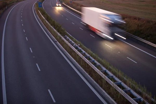 Εθνική οδό κυκλοφορίας - κίνηση θολή φορτηγό σε ένα αυτοκινητόδρομο/αυτοκινητόδρομο/spe — Φωτογραφία Αρχείου
