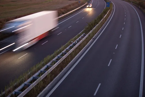 Autópálya forgalmi - motion homályos teherautó a highway/autópályáról/spe — Stock Fotó