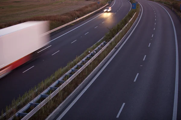 Autópálya forgalmi - motion homályos teherautó a highway/autópályáról/spe — Stock Fotó