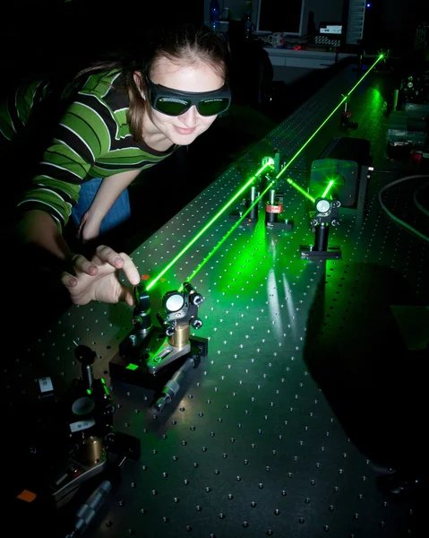 Kadın bilim adamı kuantum optik laboratuvarında araştırma yapıyor. — Stok fotoğraf